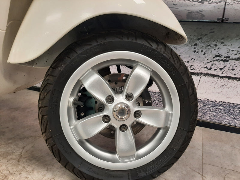 Vespa Primavera 125 White 2017