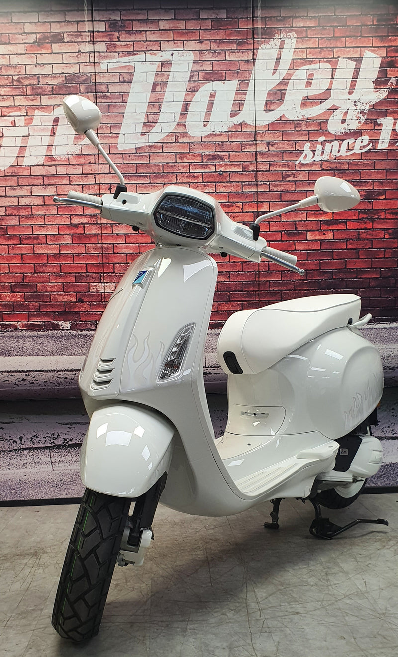 Vespa Sprint 125   White 2025  Full UK Delivery Available.