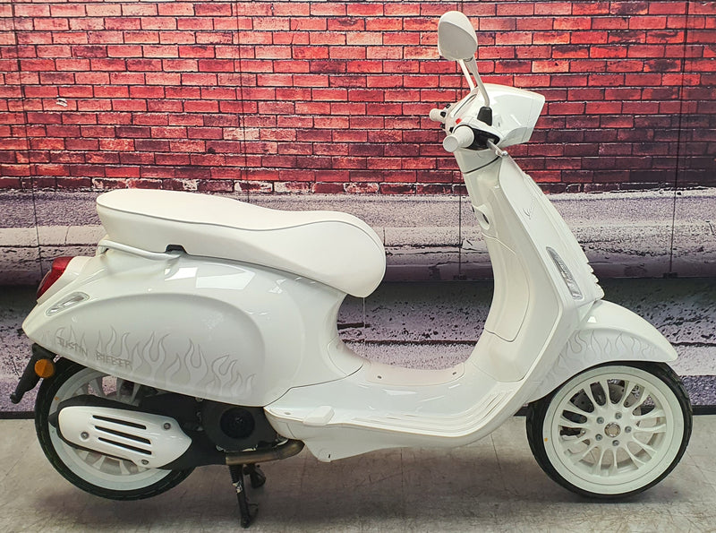 Vespa Sprint 125   White 2025  Full UK Delivery Available.