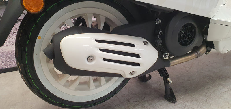 Vespa Sprint 125   White 2025  Full UK Delivery Available.